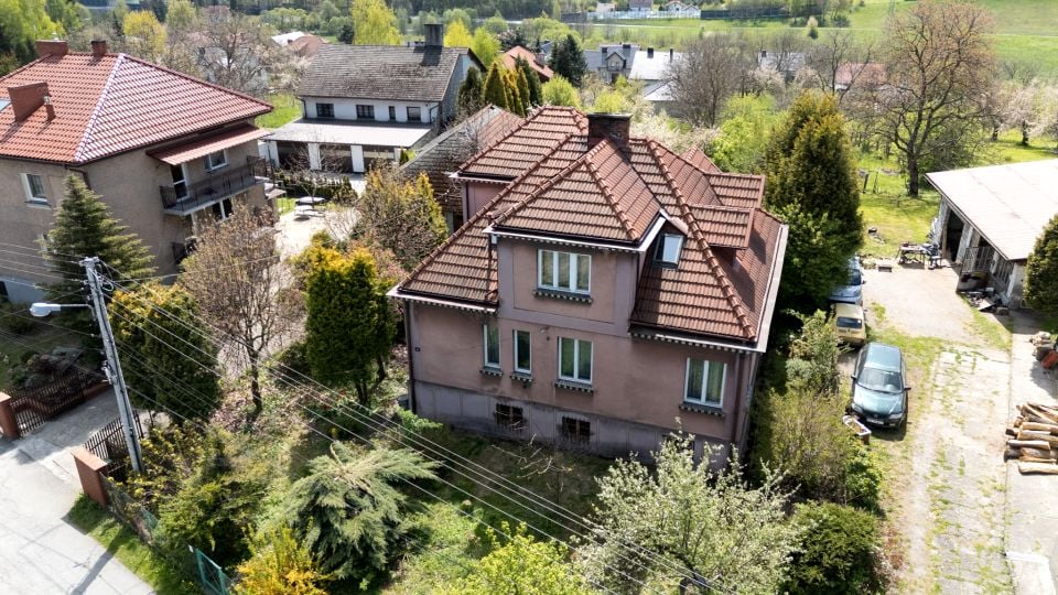 Dom z balkonem