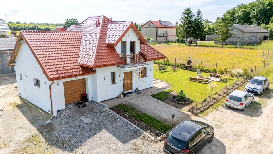 Dom z balkonem