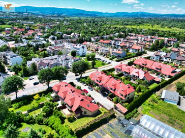 Dom z balkonem