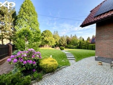 Dom z balkonem