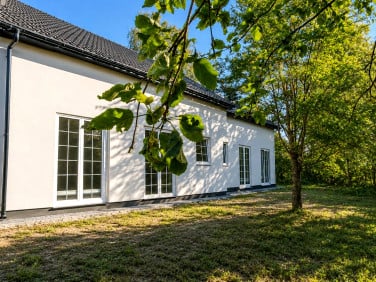 Dom z balkonem