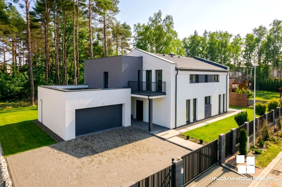 Dom z balkonem