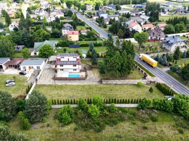 Dom z balkonem