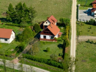 Dom z balkonem