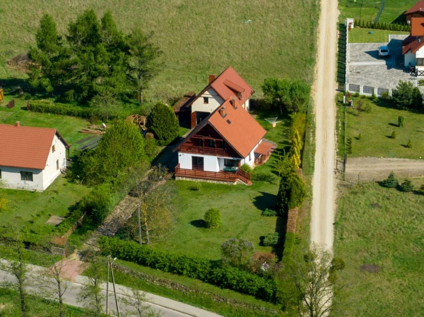 Dom z balkonem