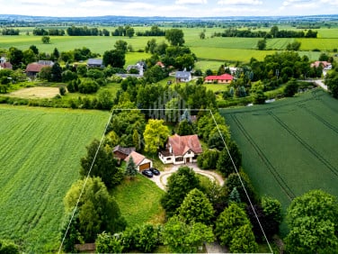 Dom z balkonem