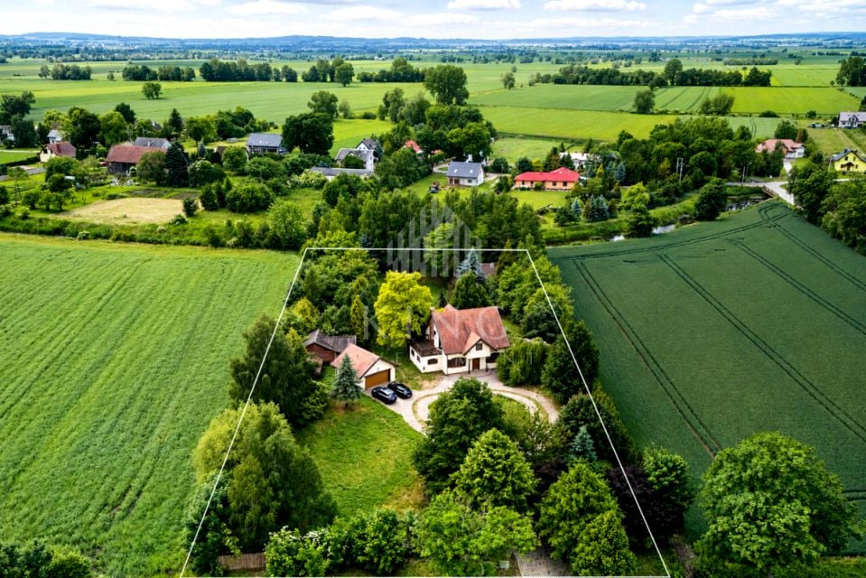 Dom z balkonem