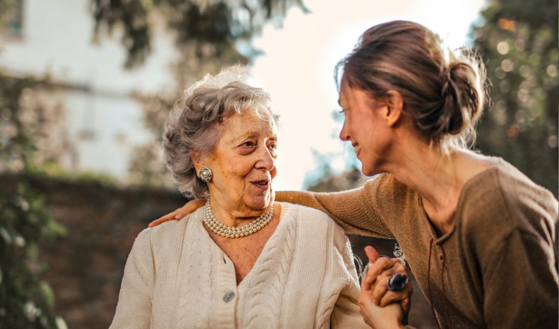 Starsza kobieta rozmawia z córką