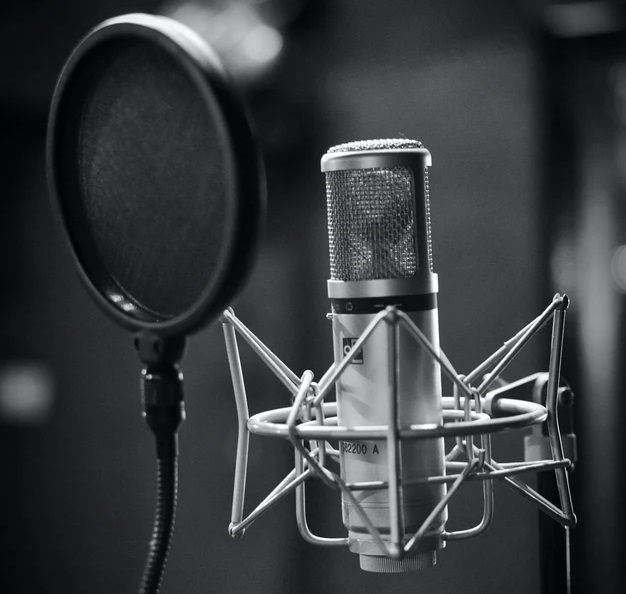 mikrofon w studio nagraniowym