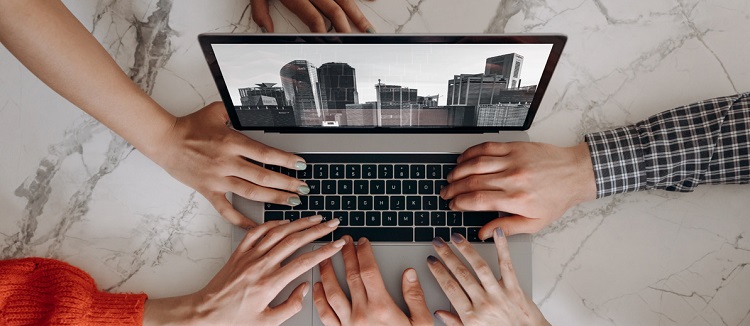 laptop i dłonie
