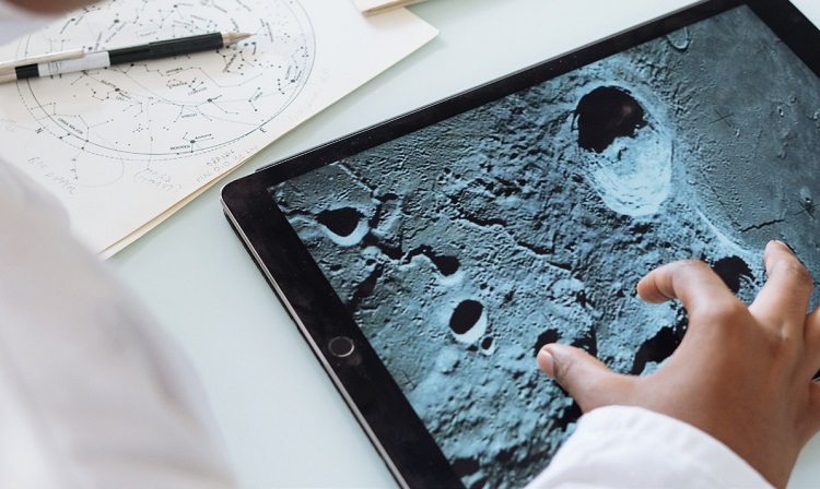 zdjęcie kraterów wyświetlane na tablecie