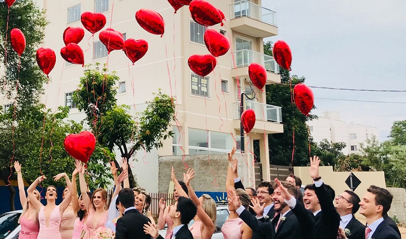 goście weselni z balonami w kształcie serc