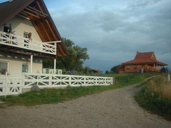 Dom z balkonem