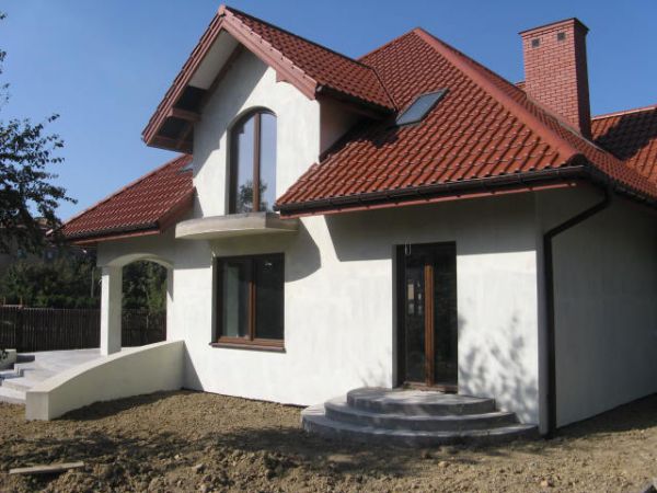 Dom z balkonem