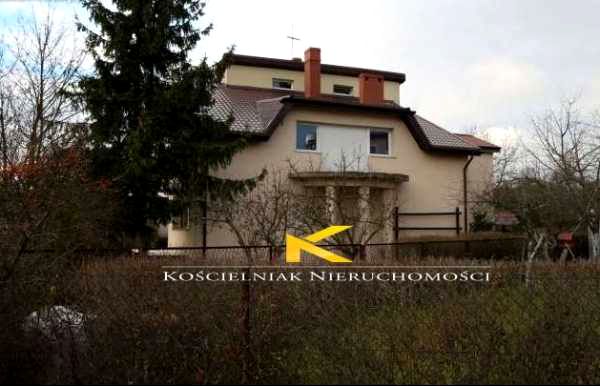 Dom z balkonem